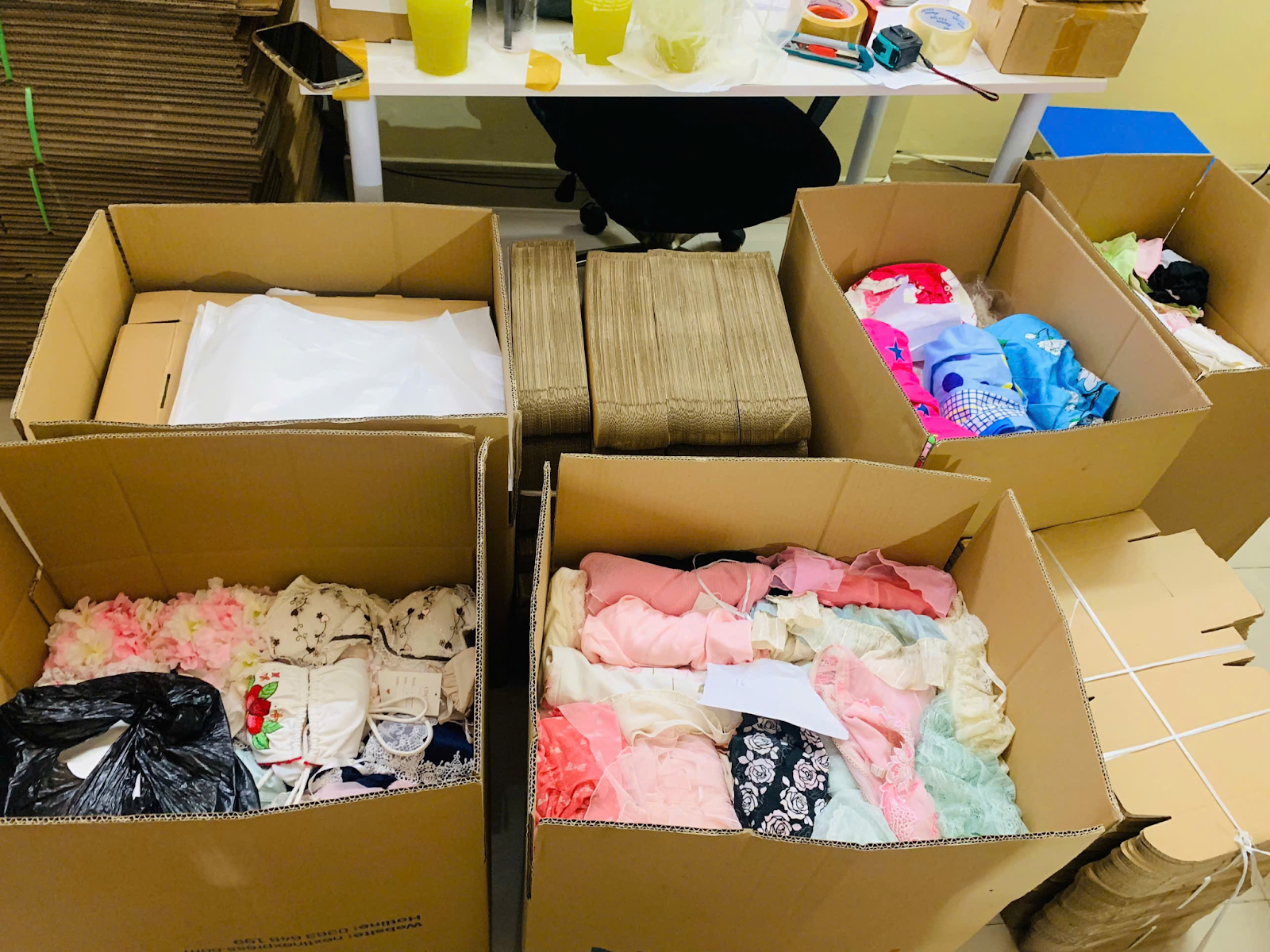 Gửi quần áo đi Bỉ - Việt Tín Express